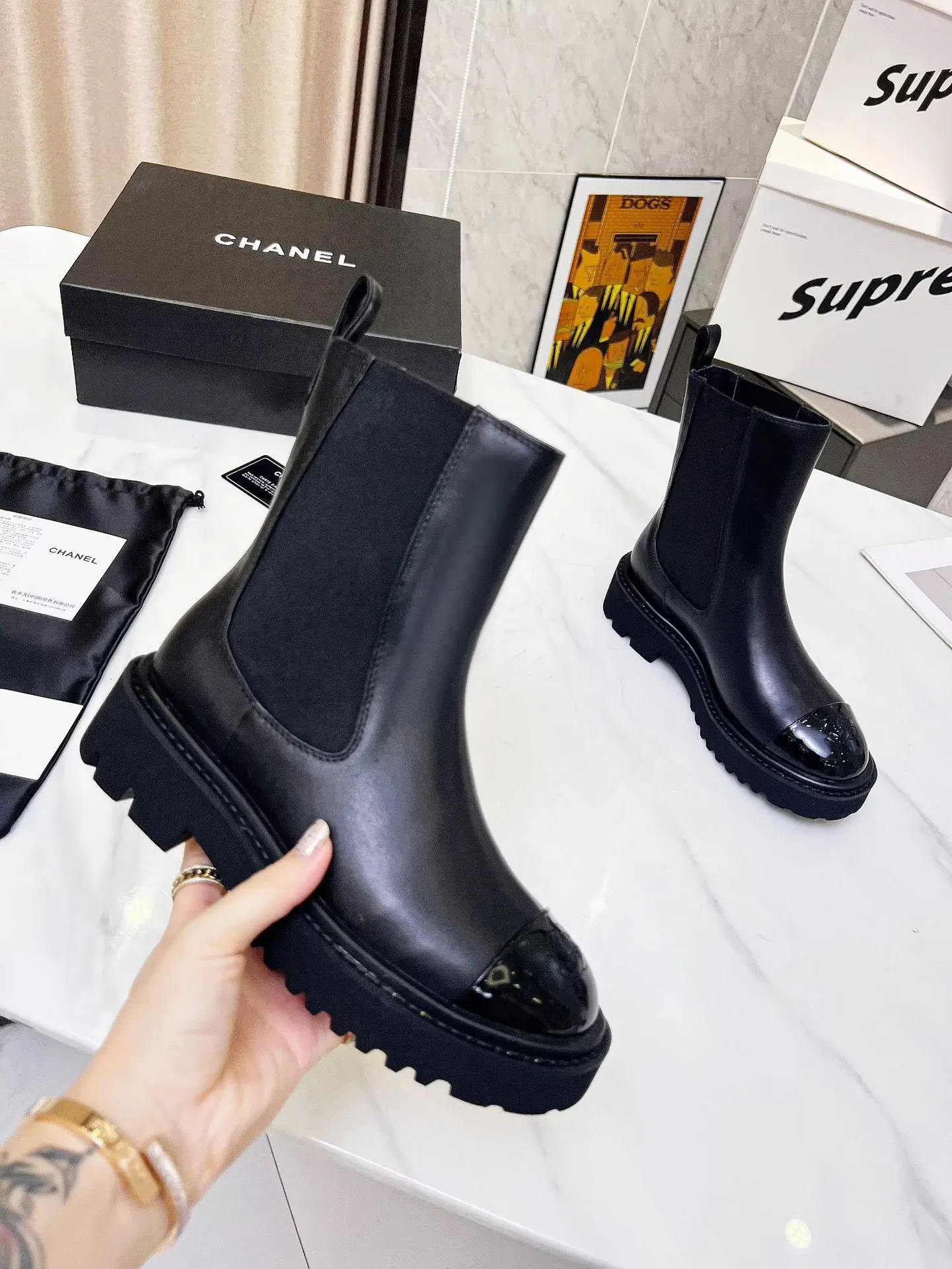 👟👟Ex-factory price 560👟👟 Autumn and winter new Chanel Chanel ankle boots original model opening✅ Elastic design on both sides, super easy to put on and take off, toe logo electro-embroidered Fabric: cowhide🐂 Lining/foot pads: cowhide Foam outsole Color: black, white Size: 34-41 (34, 41 need to be customized) Packing: cloth bag card